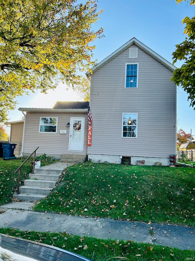 front of property featuring a front lawn