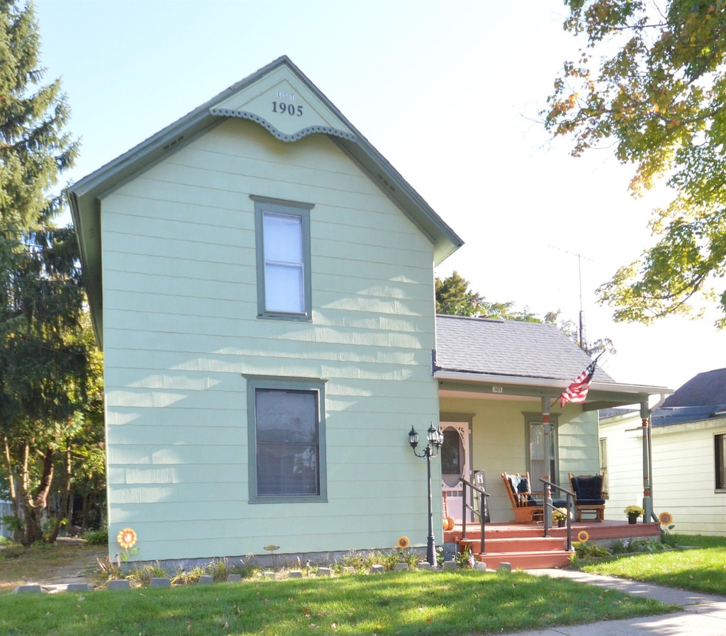 view of front of home with a front yard