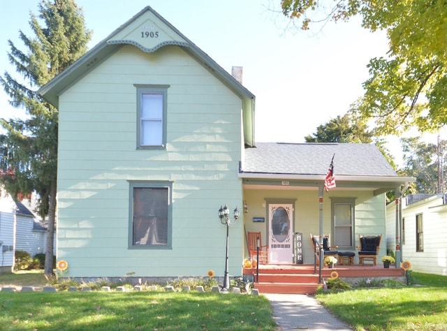 view of front of property featuring a porch and a front yard