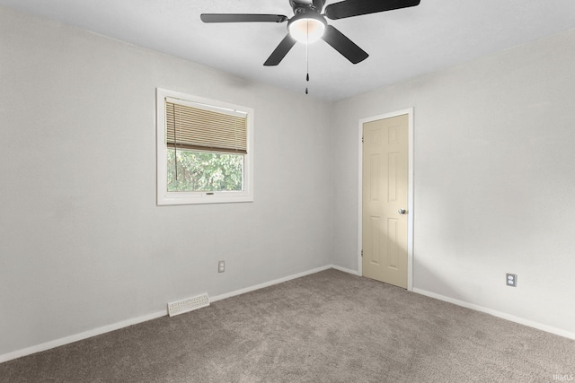 carpeted empty room featuring ceiling fan