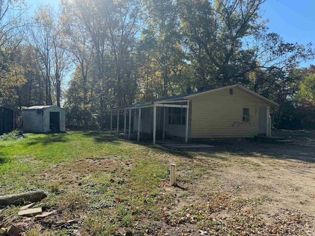 view of yard with a shed