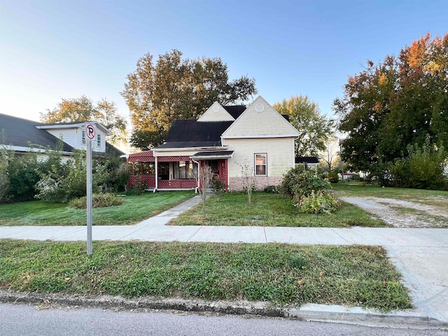 view of front of property with a front lawn