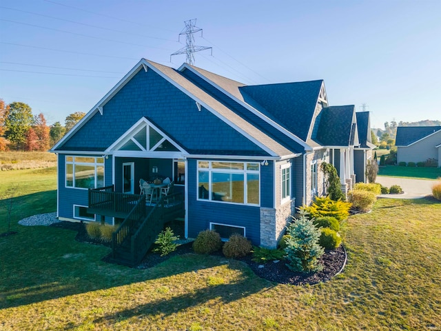 view of front of property featuring a front yard