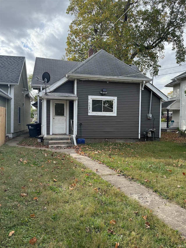 view of front of property featuring a front yard