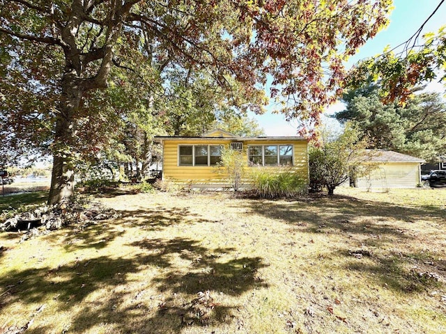 view of front facade with a front lawn