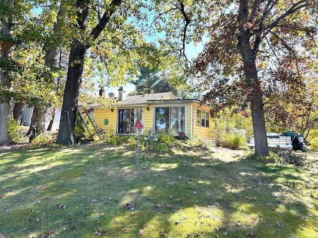 view of front of house featuring a front lawn