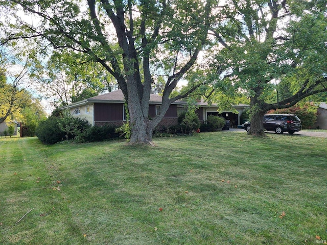 view of front of property featuring a front yard