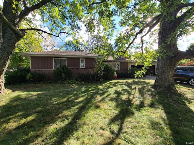 single story home featuring a front yard