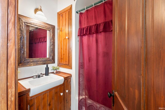 bathroom with vanity and shower / bath combo