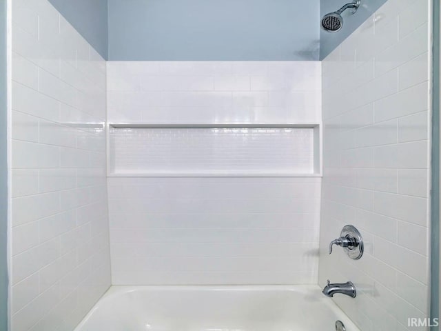 bathroom with tiled shower / bath