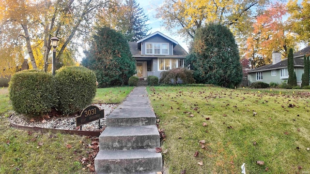 view of front of property featuring a front yard