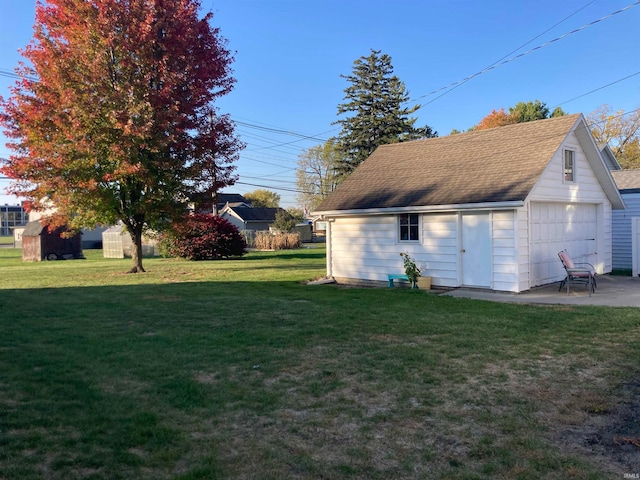 view of yard with an outbuilding