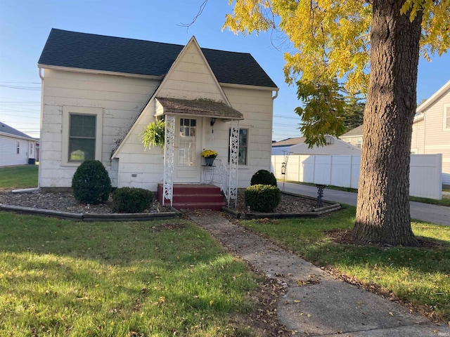 bungalow-style home featuring a front lawn