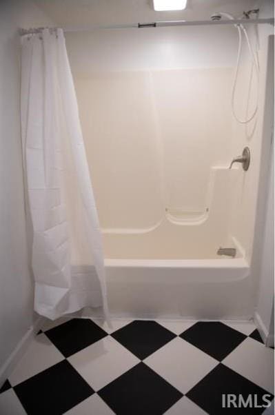 bathroom featuring shower / bath combo