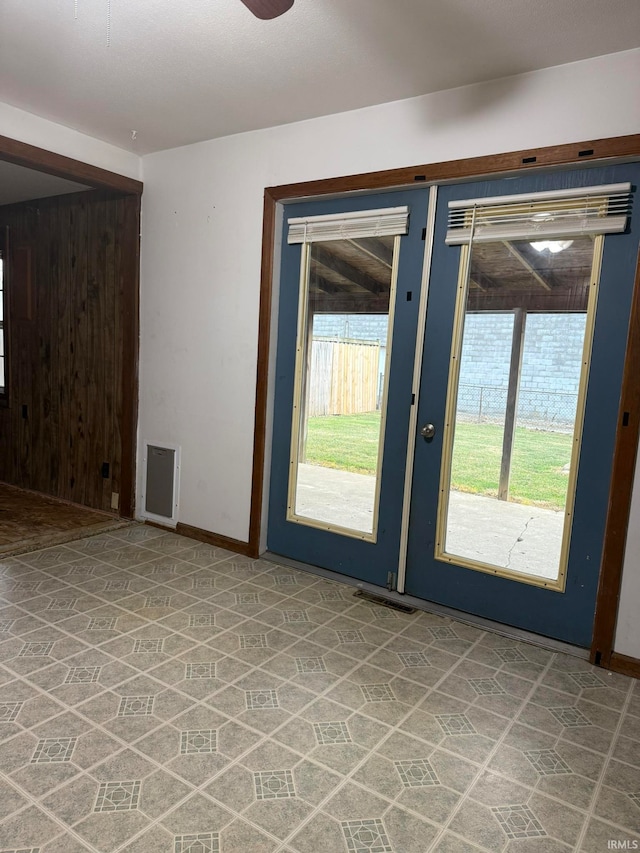 entryway with ceiling fan and plenty of natural light