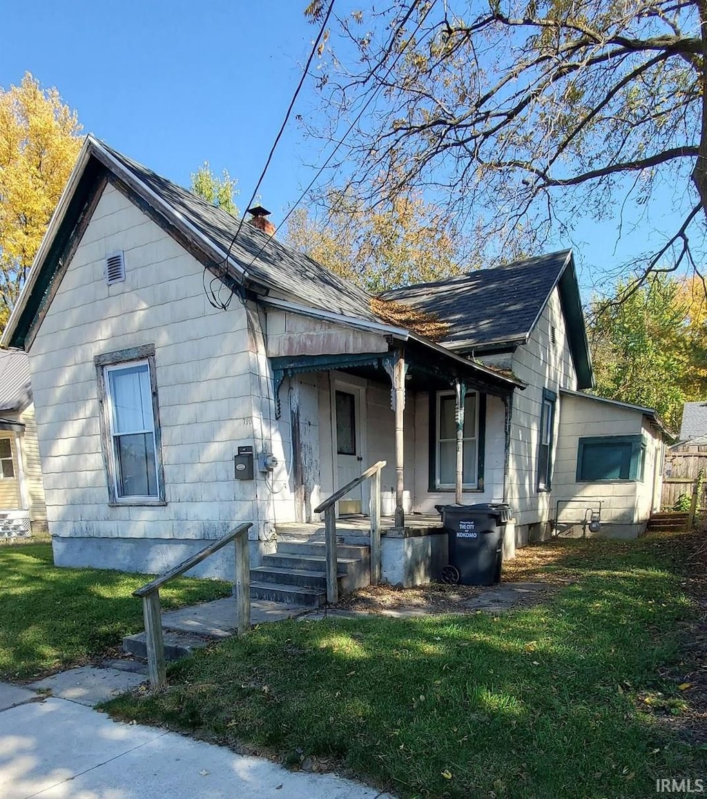 view of front of property featuring a front yard