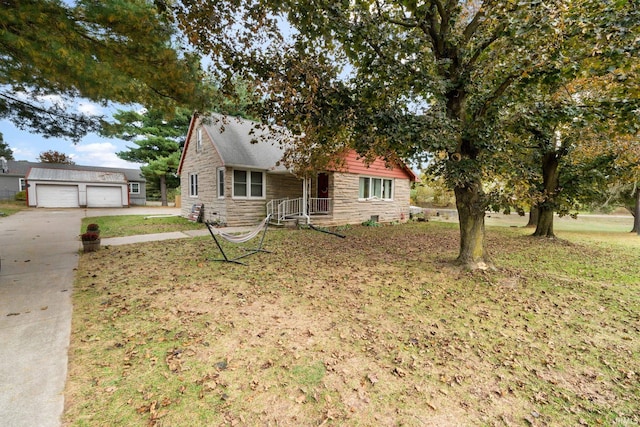 view of front facade featuring a front lawn