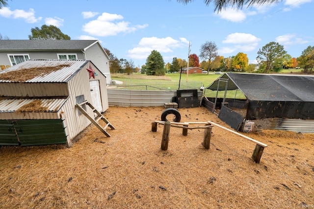 view of yard featuring an outdoor structure