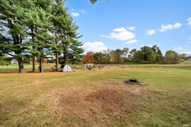 view of yard featuring a shed