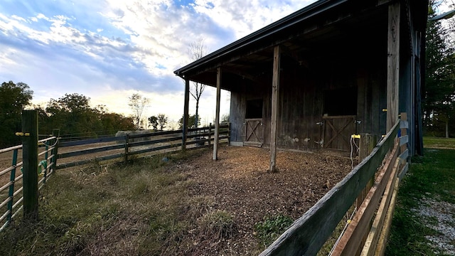 view of yard with an outbuilding