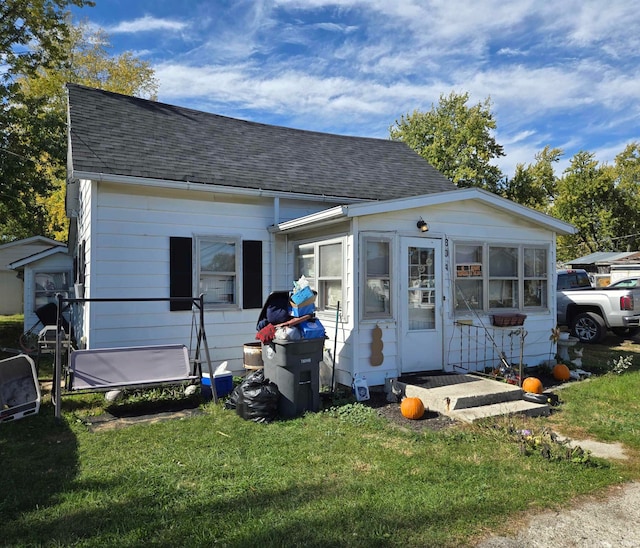 view of front of home featuring a front yard