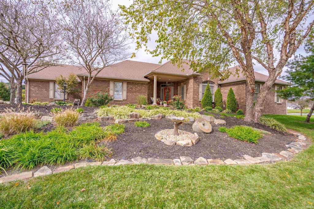 ranch-style house featuring a front yard