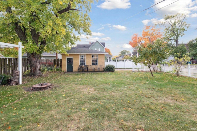 view of yard featuring an outdoor fire pit