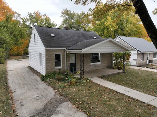 view of front of home featuring a porch and a front lawn