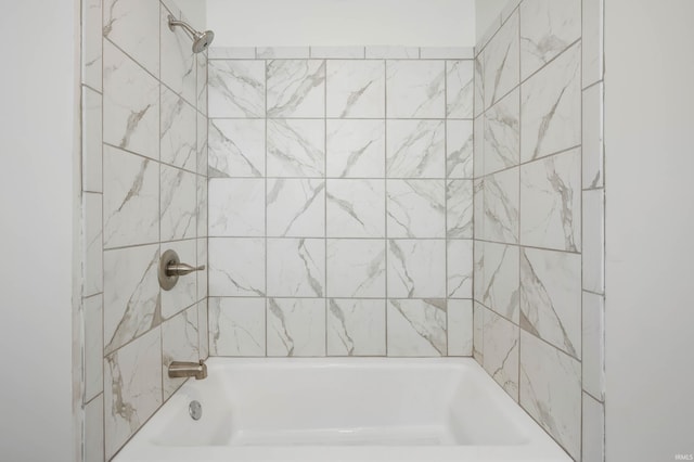 bathroom featuring tiled shower / bath combo