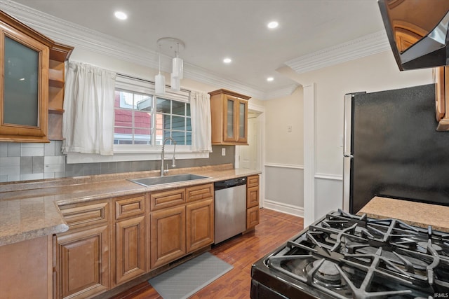 kitchen with sink, appliances with stainless steel finishes, crown molding, and dark hardwood / wood-style flooring