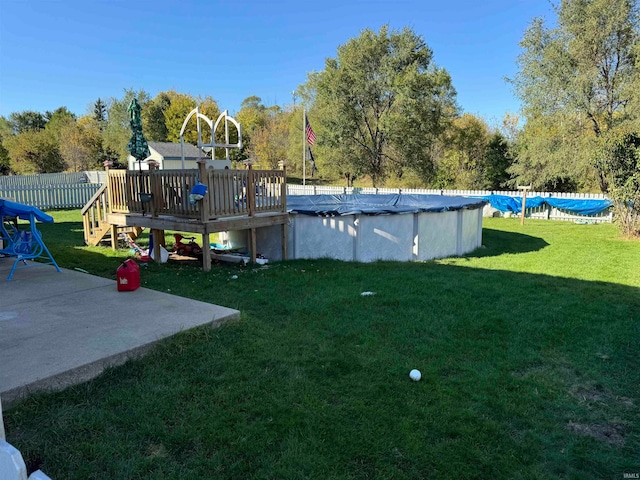 view of yard with a covered pool