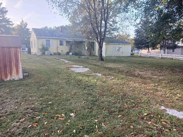 view of yard with a storage shed