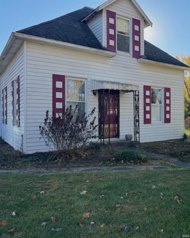 view of front of property with a front yard