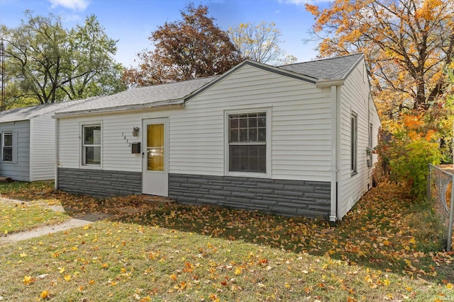 view of front facade with a front yard