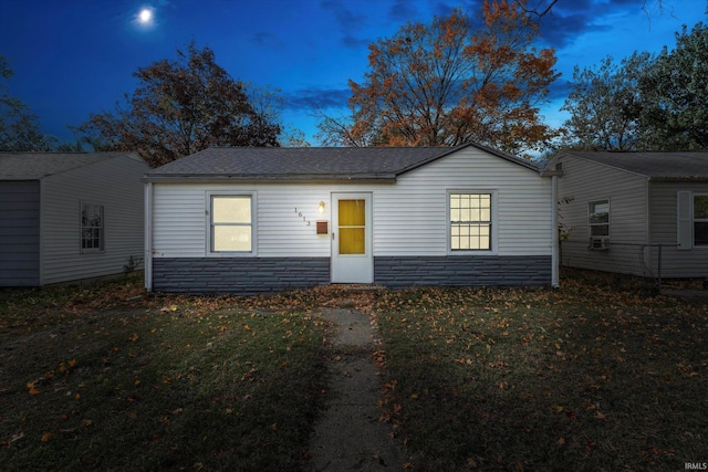 view of front of house featuring a lawn