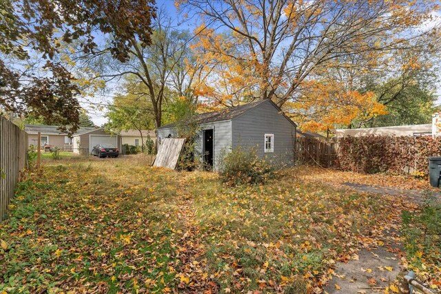 view of yard featuring a shed