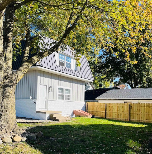 view of outdoor structure with a yard