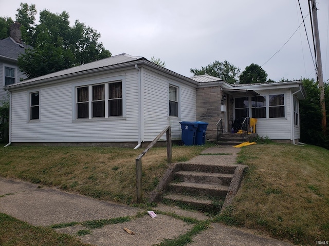 view of front of property featuring a front lawn