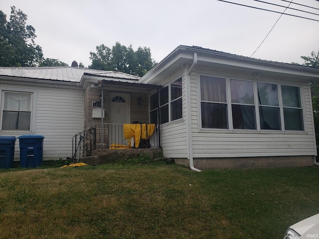 view of front of home featuring a front lawn