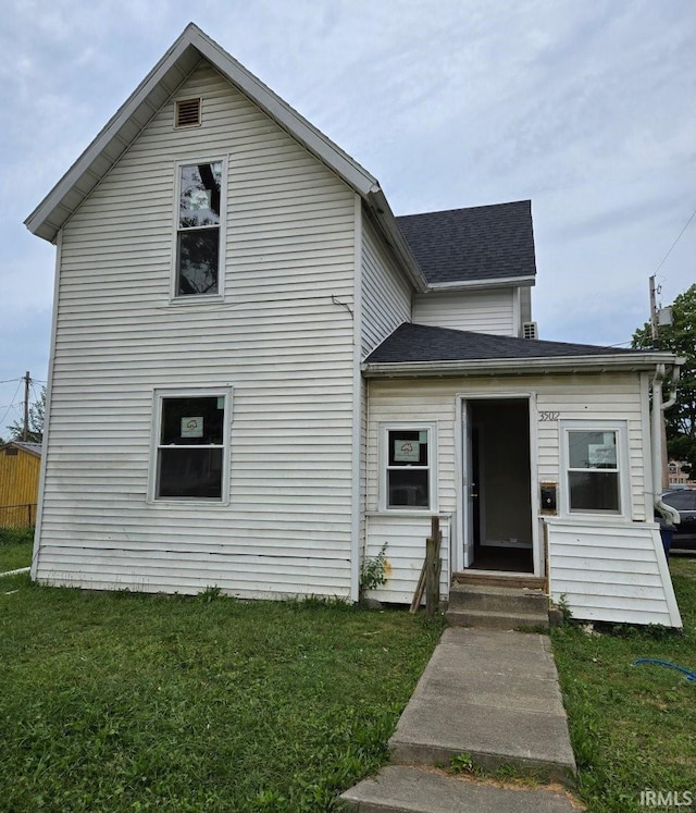 view of front of property featuring a front yard