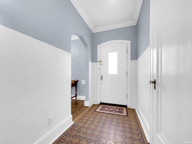 foyer entrance featuring crown molding