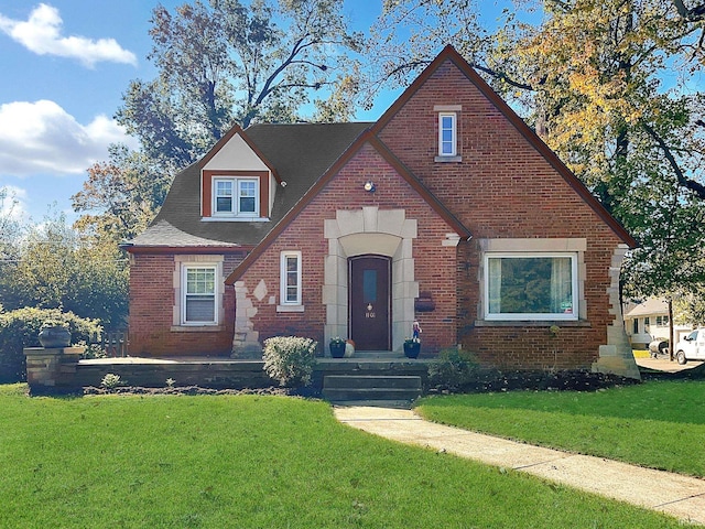 view of front facade featuring a front lawn