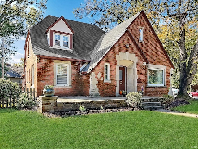 view of front of house featuring a front lawn