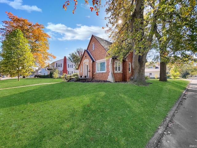 view of front of property featuring a front lawn