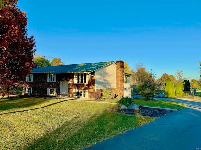 view of front facade featuring a front yard