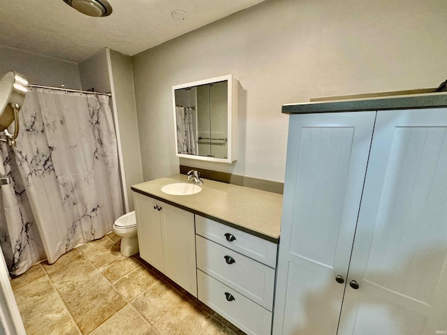 full bath with toilet, a shower with shower curtain, and vanity