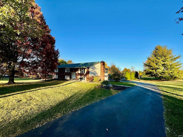 view of front of property featuring a front yard