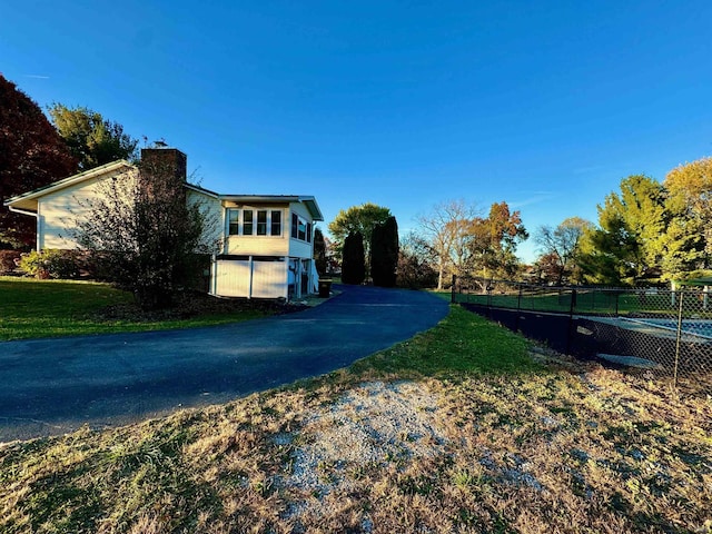 view of front of property featuring fence, a chimney, and a front yard