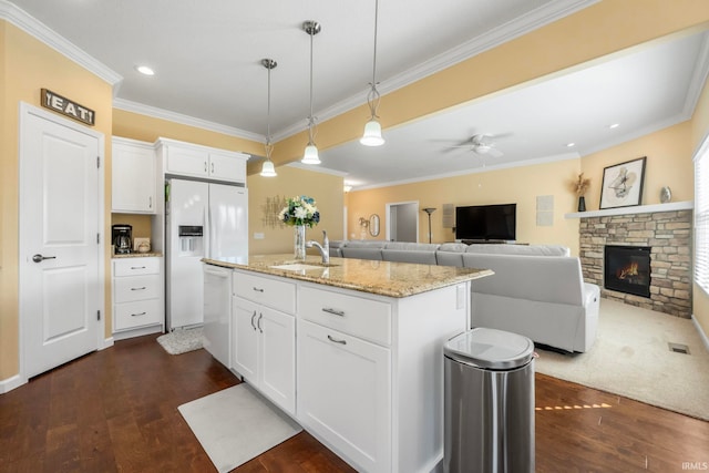 kitchen featuring white cabinetry, sink, ceiling fan, dark hardwood / wood-style flooring, and an island with sink