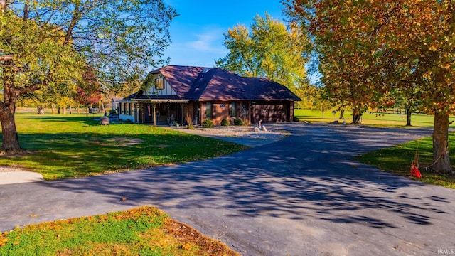 view of front of property featuring a front yard